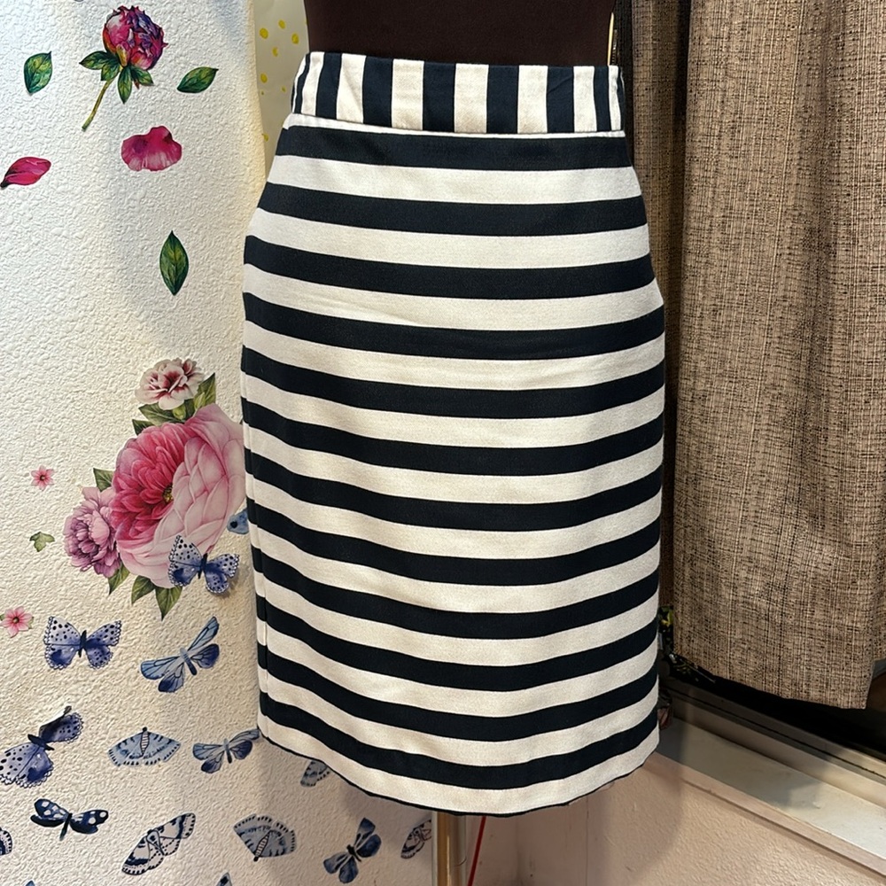 Worthington, black/white stripe retro/casual pull on pencil mini skirt. Size 10. - Picture 10 of 17